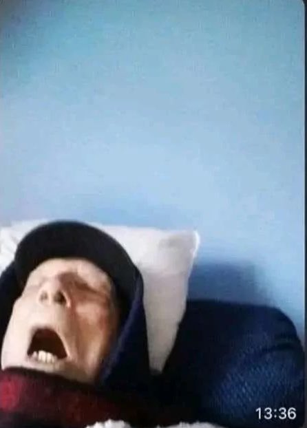 juliannttttt's tweet photo. una vez me tocó sentarme en la salida de emergencia de un avion q duraba como 15hs y me dieron una charla informativa de que los de esa fila eramos los encargados de ayudar a los demas en caso de un accidente y yo ni bien me subi me tome un clona y estuve todo el viaje asi https://t.co/JYQdd5eXWs