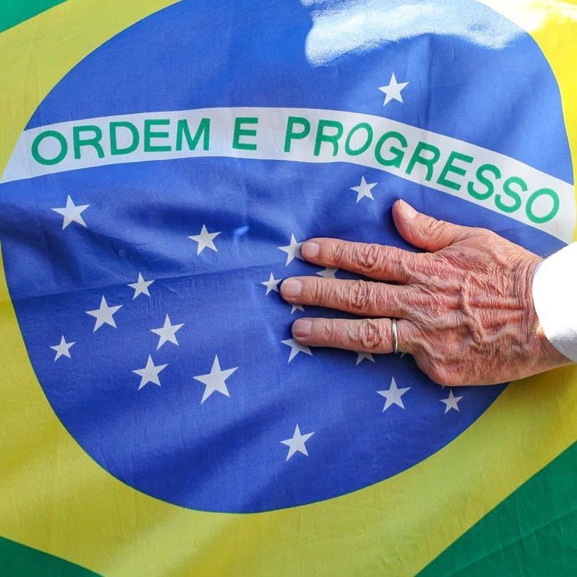 PortalJisoo_'s tweet photo. — Atenção, Sooyas brasileiros e internacionais!

O Brasil vive um momento decisivo nas eleições presidenciais. Diante da importância dessa escolha para a população e para o futuro do país, decidimos usar nosso alcance para declarar abertamente nosso apoio à reeleição do presidente Luiz Inácio Lula da Silva.

Nosso posicionamento está ligado à defesa de valores que consideramos fundamentais, como a democracia, os direitos sociais, o acesso à saúde e à educação pública, a valorização dos trabalhadores e a proteção da população mais vulnerável.

Nos próximos dias, estaremos compartilhando conteúdos e informações relacionados à eleição e ao nosso posicionamento, buscando contribuir para que nossos seguidores compreendam melhor o momento que estamos vivendo e a importância da participação de cada cidadão.

Ao mesmo tempo, nosso trabalho como fanbase continuará normalmente. Seguiremos apoiando a JISOO.

Sabemos que nem todos irão concordar com a nossa posição. Quem não se sentir representado pelo nosso posicionamento está livre para deixar de nos seguir.

Para nós, permanecer em silêncio não seria coerente com os valores que defendemos. Por isso, escolhemos nos posicionar de maneira clara, transparente e responsável.

O futuro do Brasil está em nossas mãos. Conversem com seus familiares, amigos e pessoas próximas, incentivem a participação no processo eleitoral e não deixem de exercer seus direitos. Vamos juntos defender a democracia.

No dia 25/10, no segundo turno, é 1️⃣3️⃣ na urna! ⭐️❤️