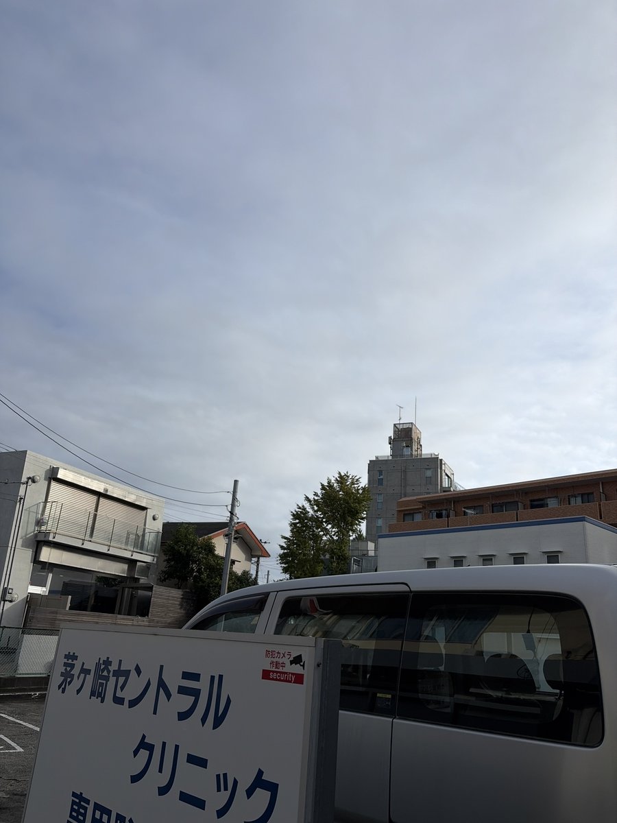 ChigasakiCC's tweet photo. おはようございます。
茅ヶ崎市は概ね晴れ。　気温22℃です。

甘い金木犀の香りがどこからともなく漂う季節ですね。
寒暖差がますます厳しくなります。
日中は暑くても、羽織るものを持ってお出かけください。

＃秋
#企業公式が毎朝地元の天気を言い合う https://t.co/K80liK0mvM