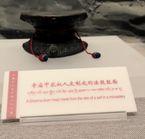 AMA89757's tweet photo. @dhazeyn2 @DWalpiri 你简直无药可救，你看看视频里是什么地方，是贵族所在地，是奴役底层百姓而修建起来的“寺庙宫殿”，他们穿的是不是僧服，是不是贵族服饰？你知道人皮鼓，祭祀法器，僧人所戴的法器都是用奴隶制成的吗？ https://t.co/4NdJo1hRBy