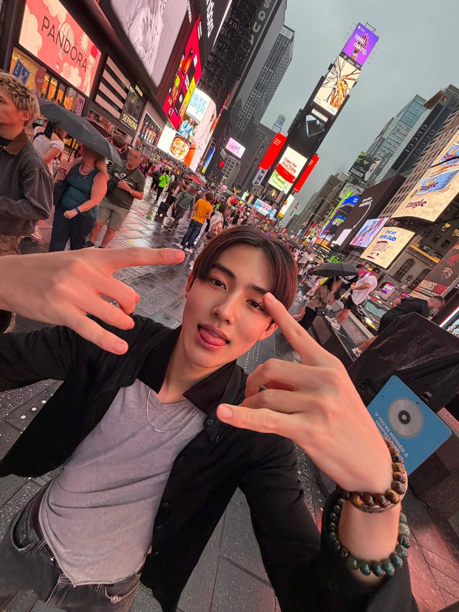 sseonghyeonz's tweet photo. Everything feels so much bigger and brighter when you are actually standing there, and it is hard not to stop for a second and take it all in. Even with people constantly passing by, there is a strange kind of fun in simply being part of the crowd. https://t.co/wr7b0UvPNV