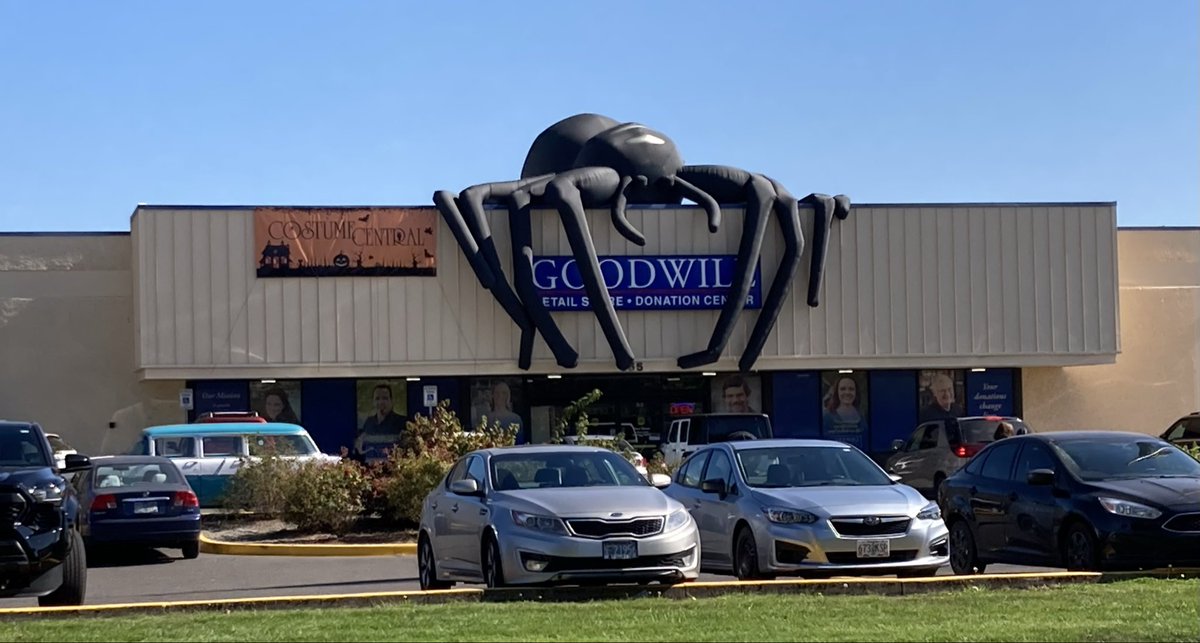 zorbitoro's tweet photo. Goodwill is ready for Halloween 🎃 https://t.co/9xsnv2gyR9