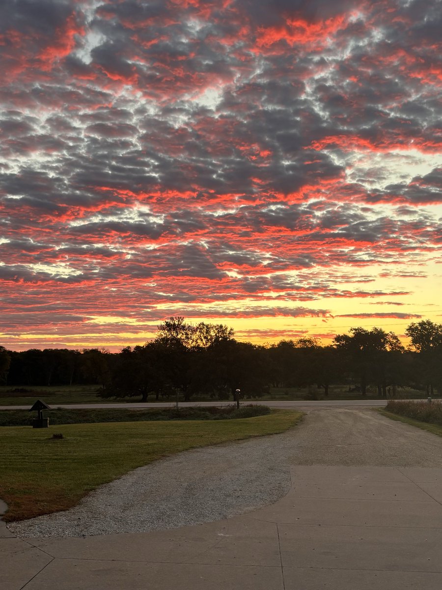 ManHawkToo's tweet photo. Fall morning in Iowa! #sunrise https://t.co/mlzXbUpDhC