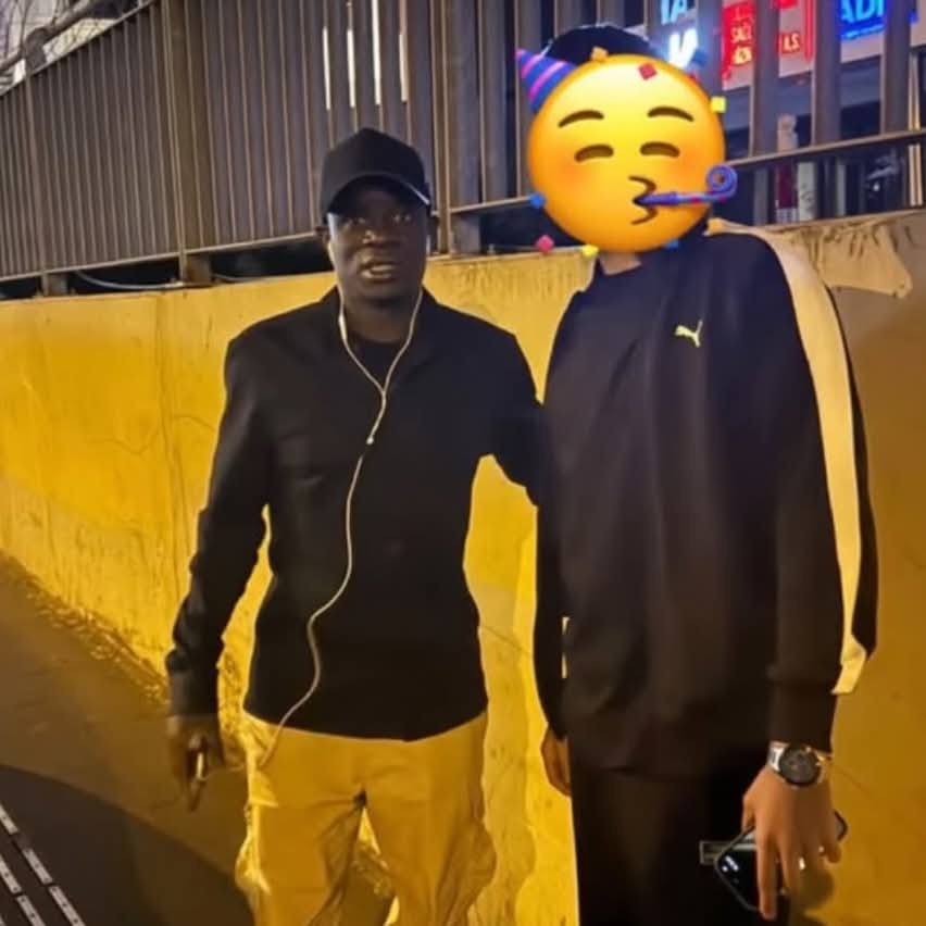 Globalite47's tweet photo. N'Golo Kante, Üsküdar'da tek başına dolaşırken görüntülendi. https://t.co/4gSYQ0f6fj