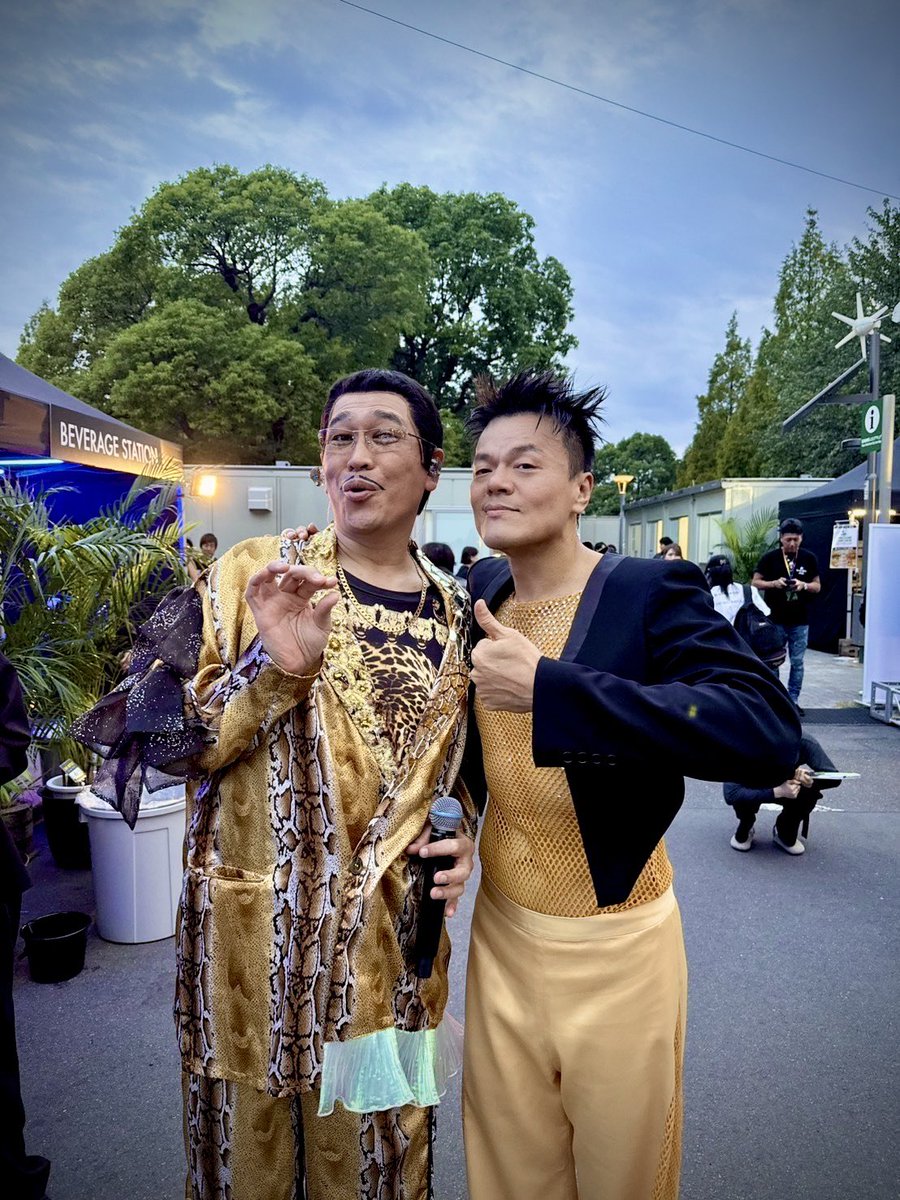 pikotaro_ppap's tweet photo. a-nationで…やっとJ.Y. Parkさんに会えたピコ！
「おお！ピコ太郎さん！」って言ってもらえたピコ！
韓国にも行きたいピコ！ https://t.co/ANqGViho2Q