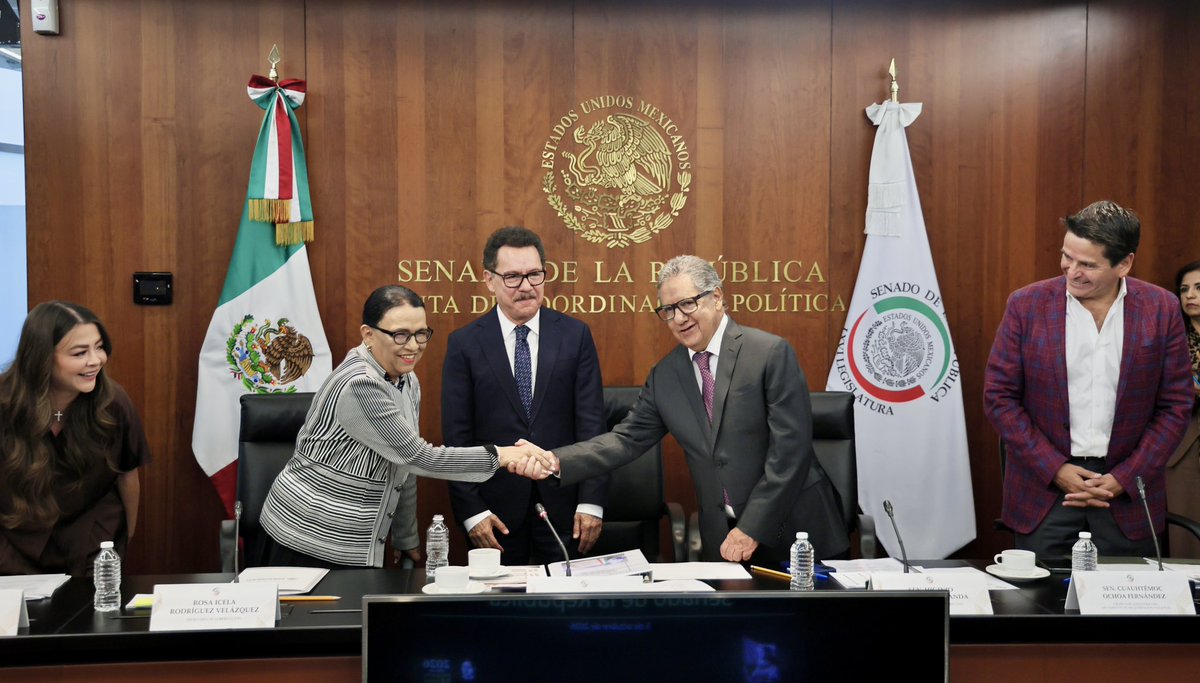 rosaicela_'s tweet photo. Acudimos al @senadomexicano como parte de la Glosa del 2º Informe de Gobierno de la Presidenta @Claudiashein. Agradecemos a los presidentes de la #Jucopo, @NachoMierV, y de la Mesa Directiva, @higinio_mtz, así como a las y los legisladores su anfitrionía. Afirmamos que en #México hay bienestar, paz social, estabilidad y gobernabilidad. Tenemos una política interior que escucha todas las voces y atiende las causas, sin distinciones. 🇲🇽 @VelascoM_ @manuelanorve @AlbertoAnayaGt @ClementeCH @SenadoraV @MayuliMtzSimon