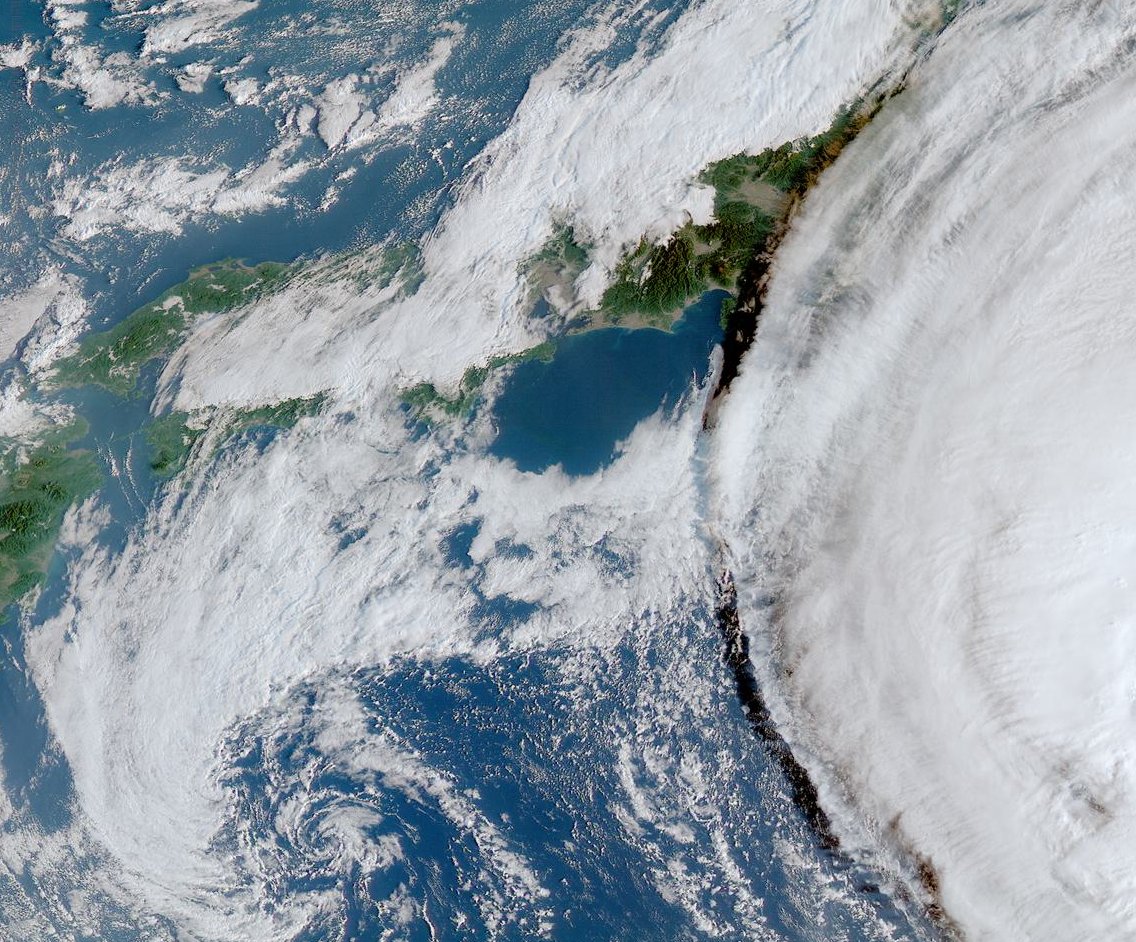 sarapon's tweet photo. 台風27号のでかい雲の輪郭と陰影が綺麗だった
本州にほぼ影響なく良かった https://t.co/WEMc4Wee8Q