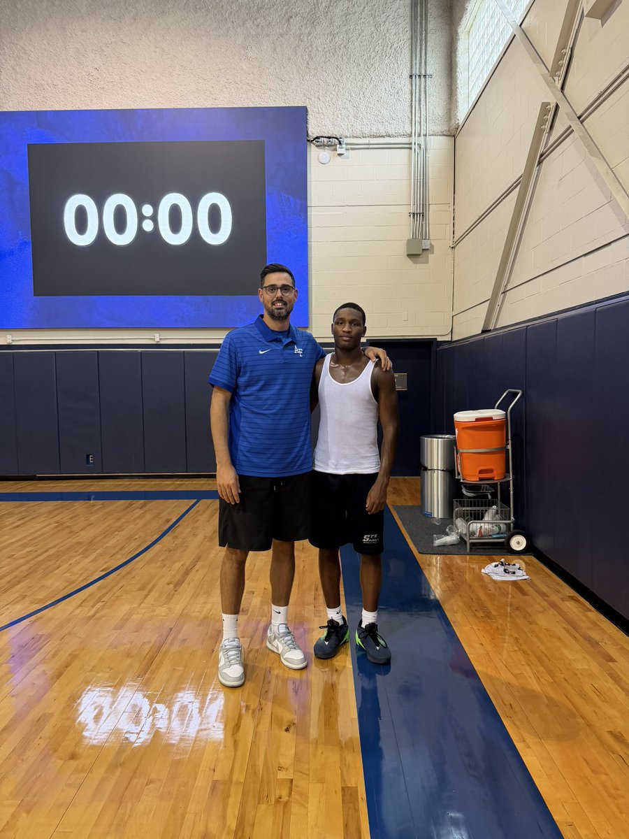 djboyd_'s tweet photo. Had a great visit today with coach  @E_Brennan_22 from  @AF_MBB 

@CoachTwine @bigsloan32 @houdefenders @djones8301 @GDayHoopScout @GASOBlue @IAMJONES2723 https://t.co/xhEW35Fnlf
