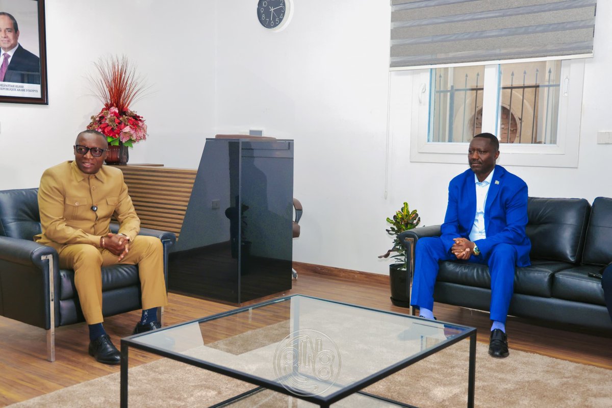 RTNBurundi's tweet photo. En marge de sa participation au 8ᵉ Sommet semestriel de l’Union africaine, le Ministre burundais des Affaires étrangères, de l’intégration régionale et de la coopération au développement, Édouard Bizimana, a effectué une visite dans les locaux de l’Ambassade du Burundi en Égypte. À l’issue de cette visite, le Ministre s’est dit satisfait des conditions de travail  du personnel de la représentation diplomatique burundaise. Il indique avoir constaté notamment que les locaux sont bien aménagés et offrent aux employés un cadre de travail convenable. Le Ministre Édouard Bizimana a également indiqué que l’Ambassade du Burundi en Égypte dispose désormais de ses propres locaux, mettant ainsi fin à la location de bureaux.