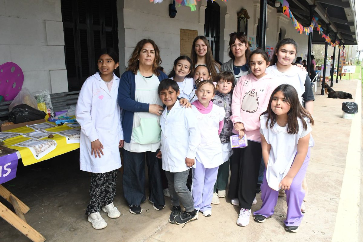 MuniChivilcoy's tweet photo. 📚 Gorostiaga fue sede de la 4ª edición de la Feria del Libro Rural

Este lunes se realizó en Gorostiaga una nueva edición de esta propuesta que lleva la cultura y la educación a las localidades rurales, con la participación de instituciones de los tres niveles educativos.

Este año, por primera vez, se sumaron también las instituciones educativas de San Sebastián, enriqueciendo una jornada de encuentro, aprendizaje y participación comunitaria.

Al pie de la estación de Gorostiaga, estudiantes, docentes y familias compartieron stands, propuestas interactivas y lúdicas, lecturas, poesías, producciones y puestas en escena, mostrando todo el trabajo que se desarrolla durante el año en las escuelas y jardines.

Durante la apertura, la jefa inspectora distrital, Liliana Varela, y la secretaria de Cultura y Educación, María del Carmen Ruggirello, destacaron el compromiso de toda la comunidad educativa y el valor de sostener esta iniciativa que ya se convirtió en una tradición.

📖 La Feria del Libro Rural continúa este martes en Moquehuá y el miércoles en Ramón Biaus, acercando la cultura y las producciones de nuestras escuelas a cada localidad.

https://t.co/K0Ia2h0jOB