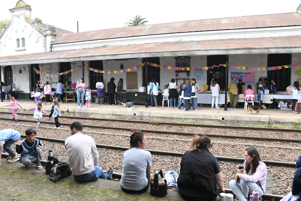 MuniChivilcoy's tweet photo. 📚 Gorostiaga fue sede de la 4ª edición de la Feria del Libro Rural

Este lunes se realizó en Gorostiaga una nueva edición de esta propuesta que lleva la cultura y la educación a las localidades rurales, con la participación de instituciones de los tres niveles educativos.

Este año, por primera vez, se sumaron también las instituciones educativas de San Sebastián, enriqueciendo una jornada de encuentro, aprendizaje y participación comunitaria.

Al pie de la estación de Gorostiaga, estudiantes, docentes y familias compartieron stands, propuestas interactivas y lúdicas, lecturas, poesías, producciones y puestas en escena, mostrando todo el trabajo que se desarrolla durante el año en las escuelas y jardines.

Durante la apertura, la jefa inspectora distrital, Liliana Varela, y la secretaria de Cultura y Educación, María del Carmen Ruggirello, destacaron el compromiso de toda la comunidad educativa y el valor de sostener esta iniciativa que ya se convirtió en una tradición.

📖 La Feria del Libro Rural continúa este martes en Moquehuá y el miércoles en Ramón Biaus, acercando la cultura y las producciones de nuestras escuelas a cada localidad.

https://t.co/K0Ia2h0jOB