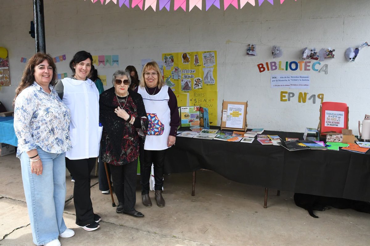 MuniChivilcoy's tweet photo. 📚 Gorostiaga fue sede de la 4ª edición de la Feria del Libro Rural

Este lunes se realizó en Gorostiaga una nueva edición de esta propuesta que lleva la cultura y la educación a las localidades rurales, con la participación de instituciones de los tres niveles educativos.

Este año, por primera vez, se sumaron también las instituciones educativas de San Sebastián, enriqueciendo una jornada de encuentro, aprendizaje y participación comunitaria.

Al pie de la estación de Gorostiaga, estudiantes, docentes y familias compartieron stands, propuestas interactivas y lúdicas, lecturas, poesías, producciones y puestas en escena, mostrando todo el trabajo que se desarrolla durante el año en las escuelas y jardines.

Durante la apertura, la jefa inspectora distrital, Liliana Varela, y la secretaria de Cultura y Educación, María del Carmen Ruggirello, destacaron el compromiso de toda la comunidad educativa y el valor de sostener esta iniciativa que ya se convirtió en una tradición.

📖 La Feria del Libro Rural continúa este martes en Moquehuá y el miércoles en Ramón Biaus, acercando la cultura y las producciones de nuestras escuelas a cada localidad.

https://t.co/K0Ia2h0jOB