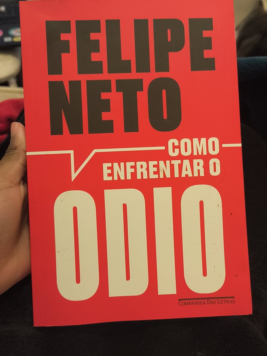 Jinnieside's tweet photo. @felipeneto teve que tirar a família do país, quase foi preso, a sua luta pela democracia não comecou somente em 2022, ele vem lutando muito antes, desde que as mortes pelo COVID começaram a acontecer.

Falar que ele NUNCA SE IMPORTOU com a democracia é jogar no lixo tudo o que ele fez para que tirasse o Bolsonaro do poder, todos os contratos perdidos, todas as marcas que não quiseram se associar. Se fosse apenas o Felipe que tivesse sido prejudicado estava ótimo mas não é bem assim que funciona.

Ele tem um irmão bebê agora, uma irmã mais nova, a família tem negócios em rua pública que pode ser depredado pois essa gente não tem escrúpulos, ELE TEM UMA NOIVA que pode sofrer agressão, o irmão dele mora fora e também pode se prejudicar.

Vocês adoram cobrar, mas quando se trata de agradecer, somem, a memória de vocês é tão fraca quanto a daqueles que não votam no Lula.