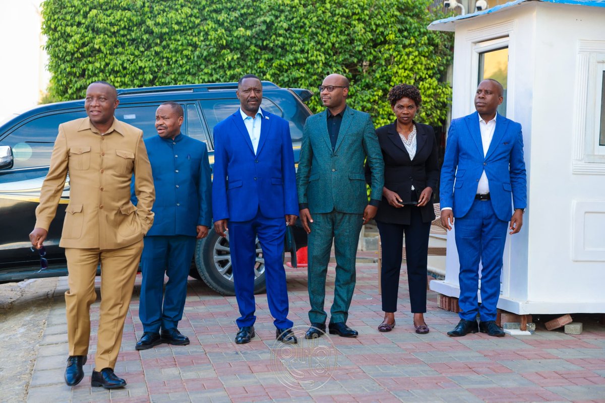 RTNBurundi's tweet photo. En marge de sa participation au 8ᵉ Sommet semestriel de l’Union africaine, le Ministre burundais des Affaires étrangères, de l’intégration régionale et de la coopération au développement, Édouard Bizimana, a effectué une visite dans les locaux de l’Ambassade du Burundi en Égypte. À l’issue de cette visite, le Ministre s’est dit satisfait des conditions de travail  du personnel de la représentation diplomatique burundaise. Il indique avoir constaté notamment que les locaux sont bien aménagés et offrent aux employés un cadre de travail convenable. Le Ministre Édouard Bizimana a également indiqué que l’Ambassade du Burundi en Égypte dispose désormais de ses propres locaux, mettant ainsi fin à la location de bureaux.