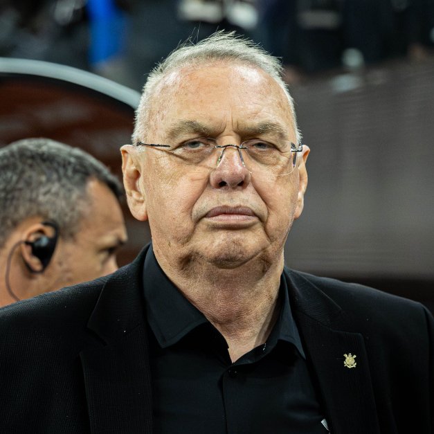 MeuTimao's tweet photo. ⚖️ | Ética do Corinthians marca oitivas sobre contratação de empresas de segurança para Osmar Stabile.

A Comissão de Ética e Disciplina (CE) do Conselho Deliberativo (CD) do Corinthians agendou para o dia 13 de outubro, uma terça-feira, às 19h10, uma série de oitivas na sequência do processo interno que analisa a contratação de empresas de segurança durante a gestão do presidente Osmar Stabile. A informação foi divulgada inicialmente pela Central do Timão e confirmada pelo Meu Timão.

Conforme apurado pela reportagem, o órgão, presidido por Leonardo Pantaleão, convocou o presidente Osmar Stabile, Fábio Soares, então diretor administrativo, e Fernando José da Silva, conhecido como Nandão, responsável pela Mega Assessoria Operacional Ltda., para a audiência, que será realizada virtualmente.

O procedimento analisa questões relacionadas à contratação das empresas Bear Security e Mega Assessoria Operacional Ltda. Osmar Stabile, na condição de representado, poderá apresentar defesa oral ou escrita, além das provas que considerar pertinentes.

📸 Danilo Fernandes / Meu Timão