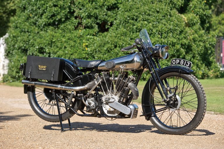 PutiMotor's tweet photo. '26 🏴󠁧󠁢󠁥󠁮󠁧󠁿ブラウ・スーペリア「SS100 アルパイン・グランドスポーツ」

「SS100」の名称は、「時速100マイル（約161km/h）を出せること」を意味しており、100年前の未舗装路が多かった時代、160km/hオーバーはまさに驚異的なスピード。

妥協なき美しさと最高峰のエンジニアリングは、ロールス・ロイスから正式に「二輪界のロールス・ロイス」と名乗ることを公認。

J.A.プレストウィッチ社製「JAP 980cc 空冷OHV 50度Vツインエンジン」を搭載し、最高出力は45馬力を発揮。

約200kgの鉄の塊を、スプリンガーフォーク（リアはサスペンションなしのリジッド）で支える。

https://t.co/0EoFACXVoN