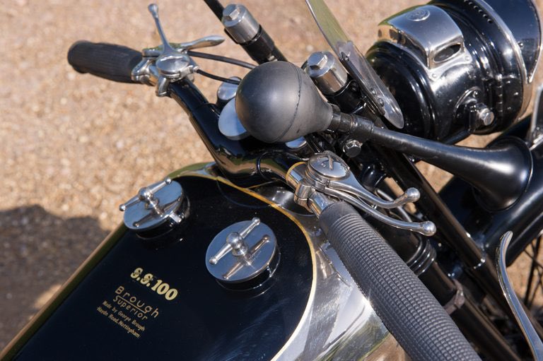 PutiMotor's tweet photo. '26 🏴󠁧󠁢󠁥󠁮󠁧󠁿ブラウ・スーペリア「SS100 アルパイン・グランドスポーツ」

「SS100」の名称は、「時速100マイル（約161km/h）を出せること」を意味しており、100年前の未舗装路が多かった時代、160km/hオーバーはまさに驚異的なスピード。

妥協なき美しさと最高峰のエンジニアリングは、ロールス・ロイスから正式に「二輪界のロールス・ロイス」と名乗ることを公認。

J.A.プレストウィッチ社製「JAP 980cc 空冷OHV 50度Vツインエンジン」を搭載し、最高出力は45馬力を発揮。

約200kgの鉄の塊を、スプリンガーフォーク（リアはサスペンションなしのリジッド）で支える。

https://t.co/0EoFACXVoN