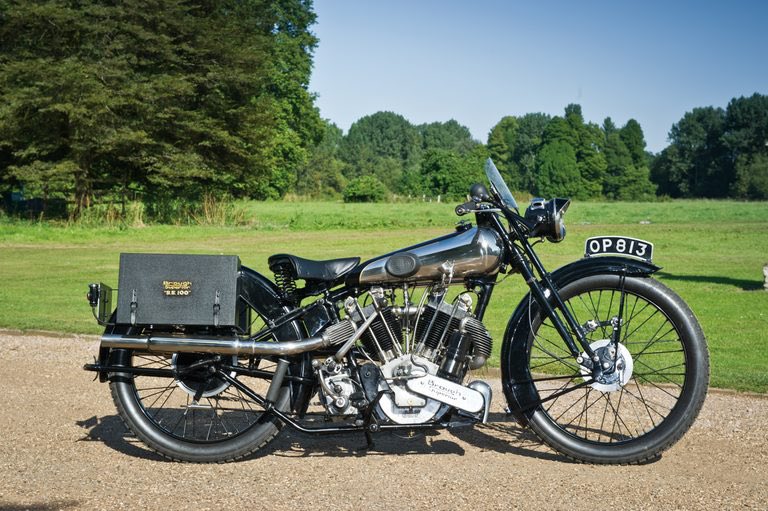 PutiMotor's tweet photo. '26 🏴󠁧󠁢󠁥󠁮󠁧󠁿ブラウ・スーペリア「SS100 アルパイン・グランドスポーツ」

「SS100」の名称は、「時速100マイル（約161km/h）を出せること」を意味しており、100年前の未舗装路が多かった時代、160km/hオーバーはまさに驚異的なスピード。

妥協なき美しさと最高峰のエンジニアリングは、ロールス・ロイスから正式に「二輪界のロールス・ロイス」と名乗ることを公認。

J.A.プレストウィッチ社製「JAP 980cc 空冷OHV 50度Vツインエンジン」を搭載し、最高出力は45馬力を発揮。

約200kgの鉄の塊を、スプリンガーフォーク（リアはサスペンションなしのリジッド）で支える。

https://t.co/0EoFACXVoN
