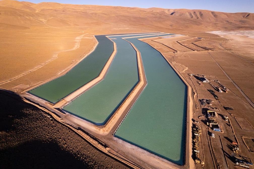 RaulJalil_ok's tweet photo. Este mes Catamarca dará un paso histórico: cuatro grandes proyectos de litio inaugurarán nuevas plantas y ampliaciones productivas en nuestra provincia.

POSCO pondrá en marcha la Planta N° 2 de Sal de Oro; Río Tinto iniciará la nueva planta de Sal de Vida y la expansión de Fénix 1B; y Galan Lithium inaugurará su planta en Hombre Muerto Oeste.

Este presente es resultado de años de trabajo entre el Estado, las empresas y las comunidades, y de generar condiciones para que las inversiones lleguen y se consoliden. Hoy, con herramientas como el RIGI, Catamarca atrae proyectos de escala mundial que fortalecen nuestro lugar en la transición energética.

Lo más importante es lo que este crecimiento deja en nuestra tierra: más empleo para los catamarqueños, más oportunidades para nuestros proveedores, mayores exportaciones y regalías, y más recursos para transformar el desarrollo minero en infraestructura y mejores condiciones de vida en toda la provincia.