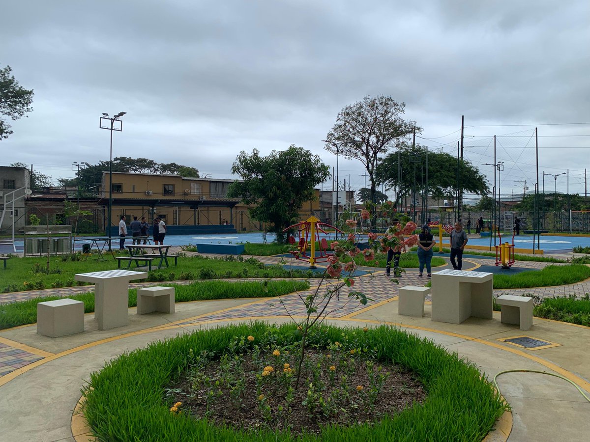 ObrasEnGYE's tweet photo. Pascuales está a punto de estrenar un nuevo espacio para el deporte, la recreación y el encuentro familiar. 🌳

Ha sido completamente renovado y ahora contará con cancha multiusos para fútbol y baloncesto, mesas de ajedrez y ping-pong, juegos infantiles con piso de caucho, máquinas biosaludables y áreas para compartir en familia.

Esta obra forma parte de un contrato de aproximadamente USD 600 mil, mediante el cual estamos interviniendo 4 parques en la Parroquia Pascuales. Dos ya fueron entregados en Los Vergeles y recientemente entregamos el parque Carlos Julio Arosemena.

Con el parque Guamote, serán 40 parques reconstruidos y repotenciados desde 2023 gracias a la planificación y liderazgo del Alcalde de Guayaquil @aquilesalvarez y la Alcaldesa Subrogante @taticoronelf

La obra la construimos entre todos; cuidarla también es tarea de todos.
#GuayaquilNoSeDetiene
#AsíSeHaceGuayaquil