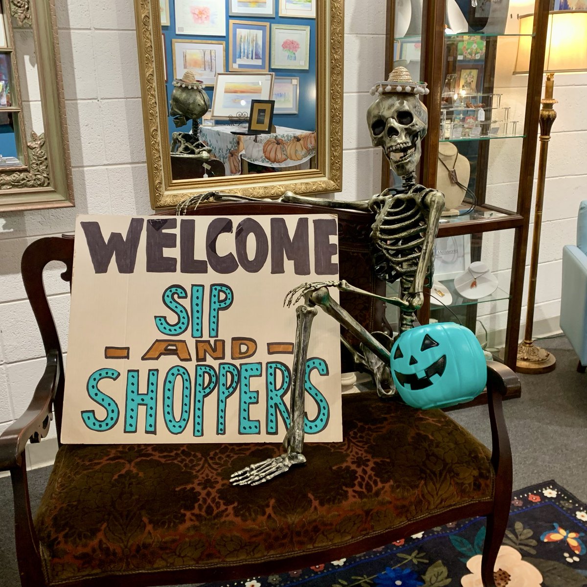 erinrossfor19's tweet photo. Rain couldn't stop Beverly's annual Sip &amp; Shop! ☔ Great night supporting local businesses along the 99th and 103rd St Metra corridors. Thanks to BAPA, @mpbhba and all the shop owners who hosted! #erinfor19 #19thWard #shoplocal https://t.co/edwHqDBVqm