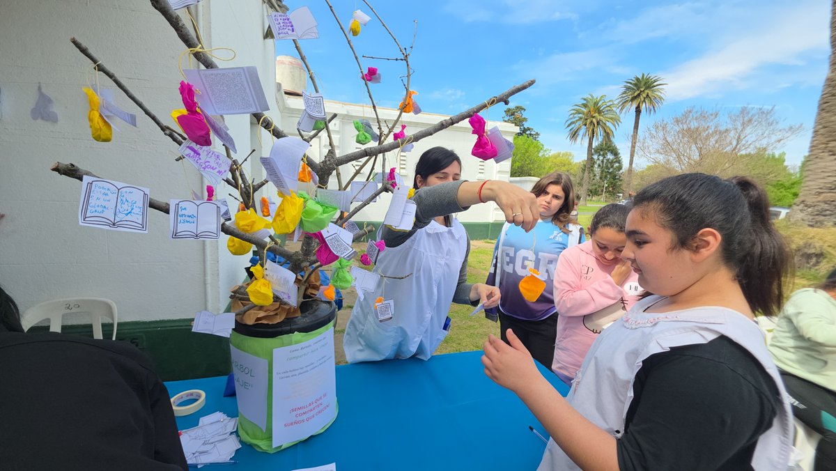 MuniChivilcoy's tweet photo. 📚 Gorostiaga fue sede de la 4ª edición de la Feria del Libro Rural

Este lunes se realizó en Gorostiaga una nueva edición de esta propuesta que lleva la cultura y la educación a las localidades rurales, con la participación de instituciones de los tres niveles educativos.

Este año, por primera vez, se sumaron también las instituciones educativas de San Sebastián, enriqueciendo una jornada de encuentro, aprendizaje y participación comunitaria.

Al pie de la estación de Gorostiaga, estudiantes, docentes y familias compartieron stands, propuestas interactivas y lúdicas, lecturas, poesías, producciones y puestas en escena, mostrando todo el trabajo que se desarrolla durante el año en las escuelas y jardines.

Durante la apertura, la jefa inspectora distrital, Liliana Varela, y la secretaria de Cultura y Educación, María del Carmen Ruggirello, destacaron el compromiso de toda la comunidad educativa y el valor de sostener esta iniciativa que ya se convirtió en una tradición.

📖 La Feria del Libro Rural continúa este martes en Moquehuá y el miércoles en Ramón Biaus, acercando la cultura y las producciones de nuestras escuelas a cada localidad.

https://t.co/K0Ia2h0jOB