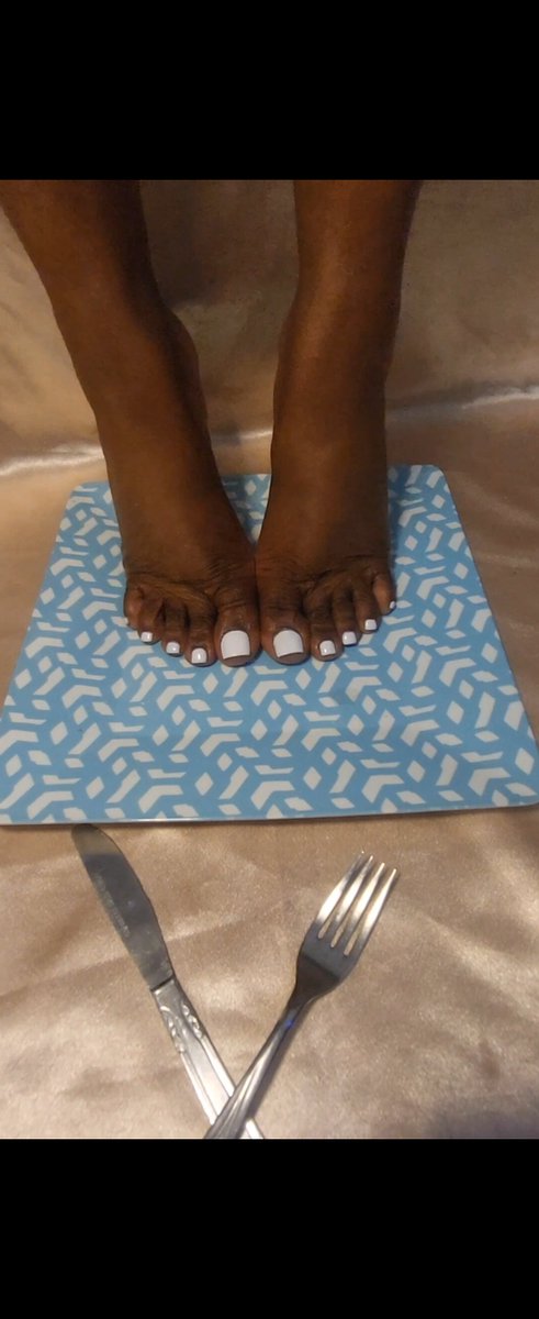 Midnightlines3's tweet photo. Dinner Time! Bon Appetit! #feetfetısh #feetworshi̇p https://t.co/XdITgCTyMA