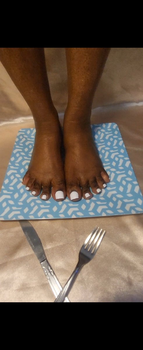 Midnightlines3's tweet photo. Dinner Time! Bon Appetit! #feetfetısh #feetworshi̇p https://t.co/XdITgCTyMA