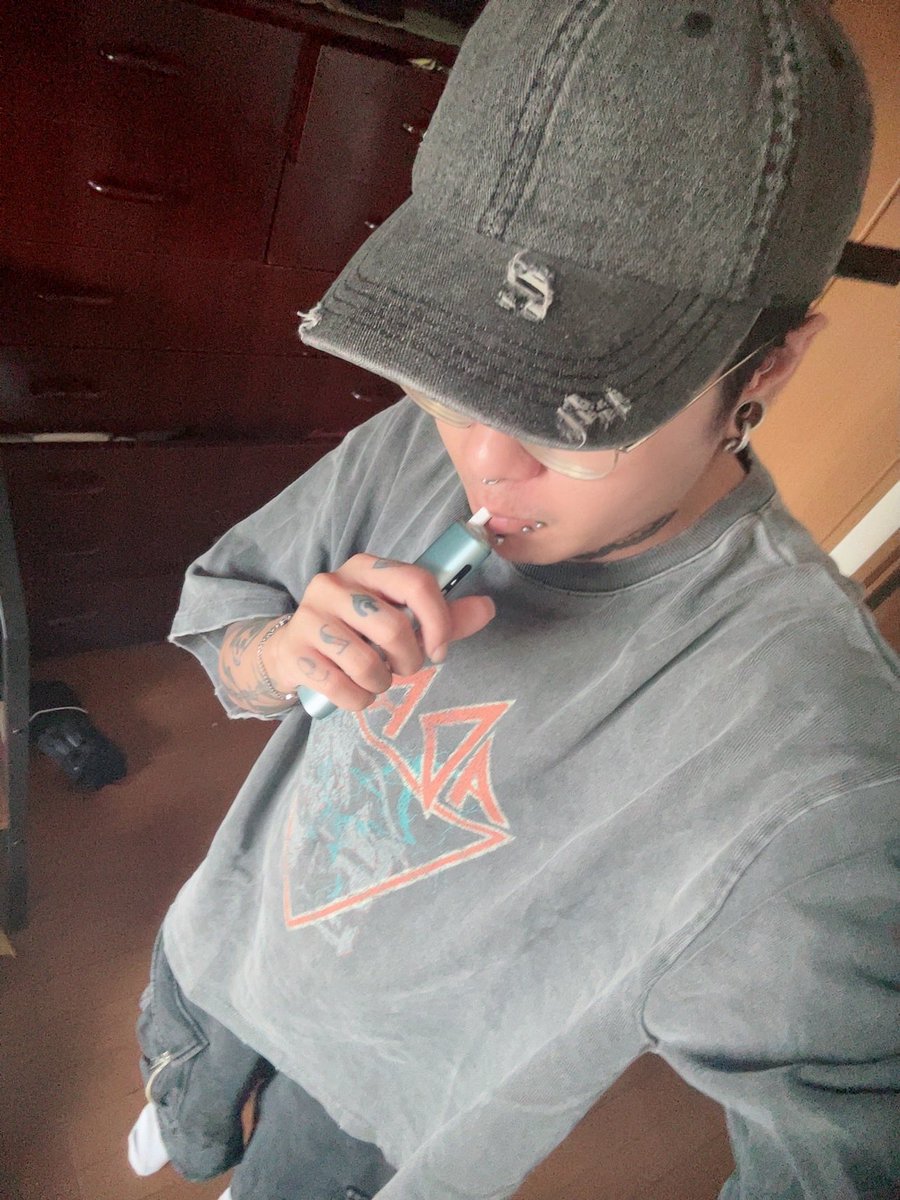 michi_07x's tweet photo. 大阪 / 30↑ / お酒 タバコ ゲーム アニメ ピアス タトゥー
飲み友〜色んな関係まで募集中です

#LGBTQさんと繋がりたい
#セクマイさんと繋がりたい
#病み垢さんと繋がりたい https://t.co/p2Ayl8ovvb