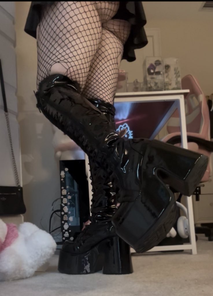 simp4evie's tweet photo. i heard that shiny boots make you weak ;P https://t.co/TvlHjCSfq0