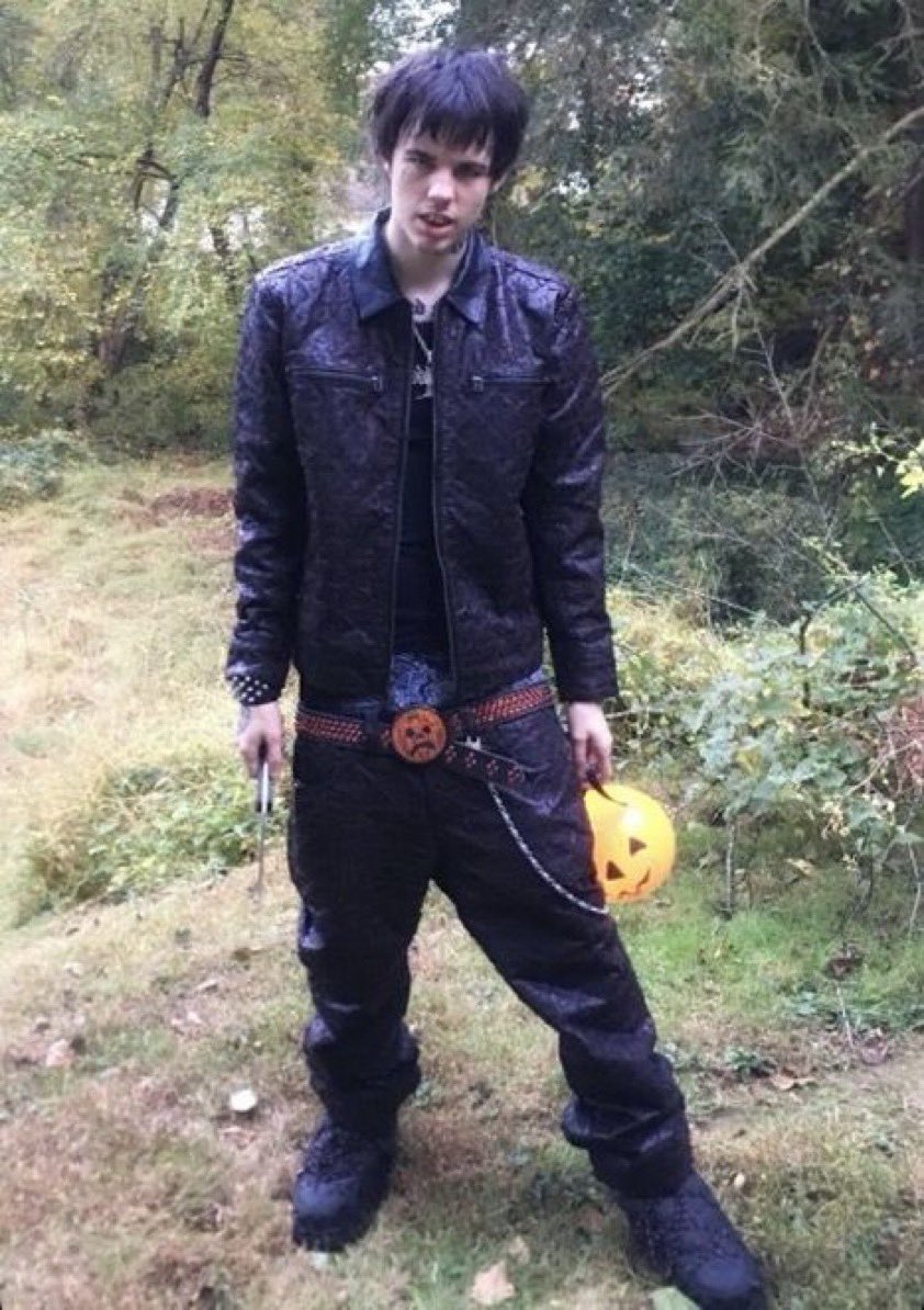 evangelicsinner's tweet photo. what would you do if this nice young man came knocking on your door on halloween? would you give him candy? what if he says he doesnt give a fuck about candy bars? what would you do then? https://t.co/MkRuNoouiU