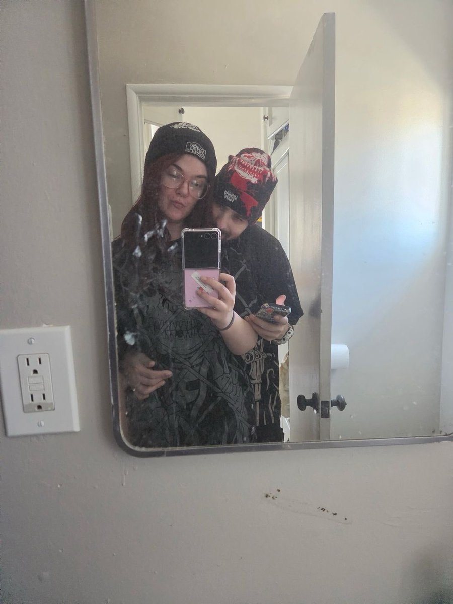 sleepyhoriginal's tweet photo. Me and my girl, idk what I’d do without her ❤️ #relationships #love #girlfriend https://t.co/sElhIfyZlG