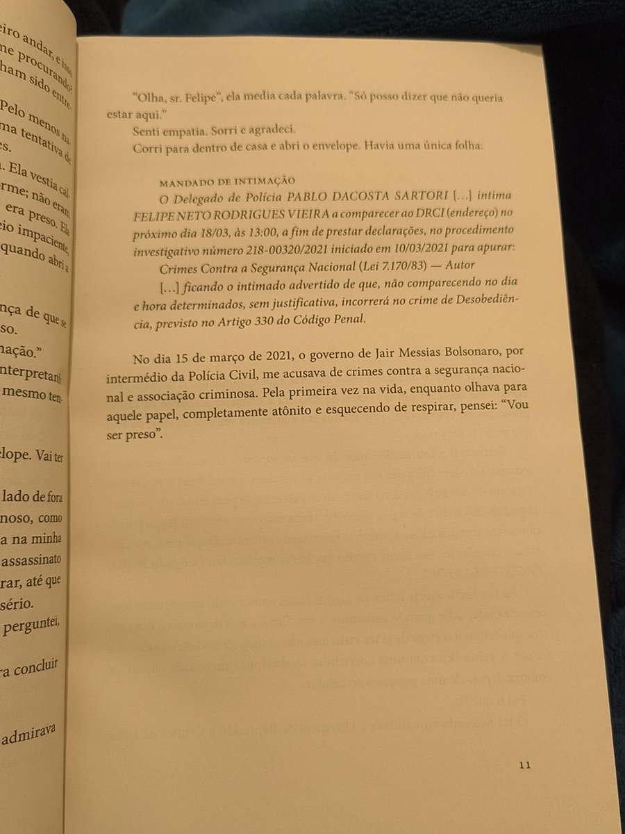 Jinnieside's tweet photo. @felipeneto Isso aqui, é a terceira página do livro após o sumário. O que esse cara passou nenhum de vocês teria CULHÃO pra passar. https://t.co/0CwiWt1l41