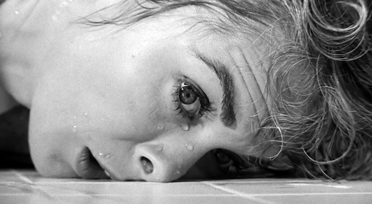 caseryback's tweet photo. Watching Alfred Hitchcock's PSYCHO (1960) #31DaysofHorror https://t.co/QtMPIGbThQ