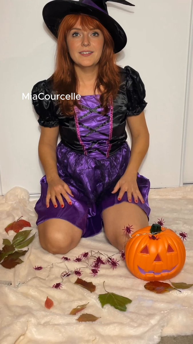 MiaCourcelle's tweet photo. Méfie toi, il parait que je suis une méchante sorcière, mais je te fais un bisou quand même 🤭😇😘 https://t.co/xAWKwYwfkq
