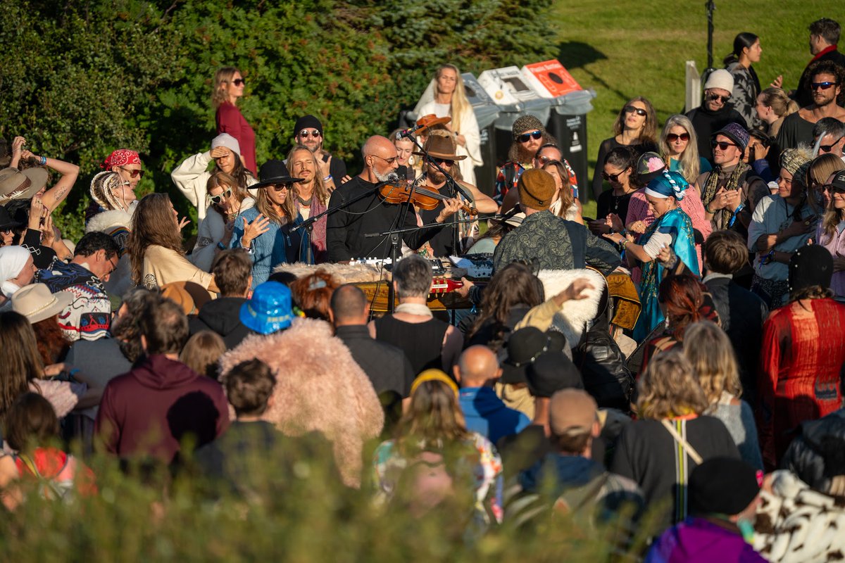 0x1m2m3's tweet photo. Golden light, one violin, and no line between the band and the crowd.
📷 Daniel / Iceland Eclipse 2026
#fyp #IcelandEclipse #EclipseSeekers https://t.co/etiT3eP0pF