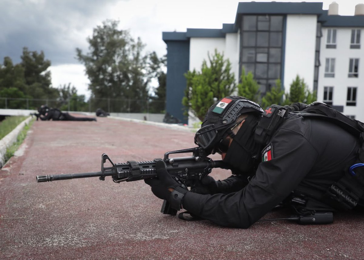 SSeguridad_Mich's tweet photo. Su labor incluye el aseguramiento de objetivos delincuenciales, armas y laboratorios, así como el rescate de víctimas de secuestro virtual.
👮🏻👮🏻♂️Se encuentran desplegados en todo Michoacán para responder de manera oportuna ante cualquier eventualidad. #TeCuidamos https://t.co/HAMc1Aubzj