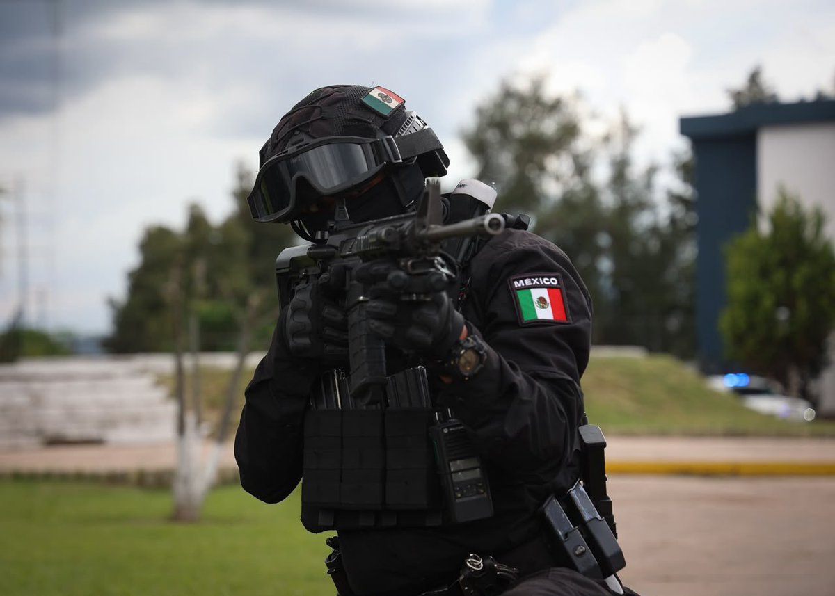 SSeguridad_Mich's tweet photo. Su labor incluye el aseguramiento de objetivos delincuenciales, armas y laboratorios, así como el rescate de víctimas de secuestro virtual.
👮🏻👮🏻♂️Se encuentran desplegados en todo Michoacán para responder de manera oportuna ante cualquier eventualidad. #TeCuidamos https://t.co/HAMc1Aubzj