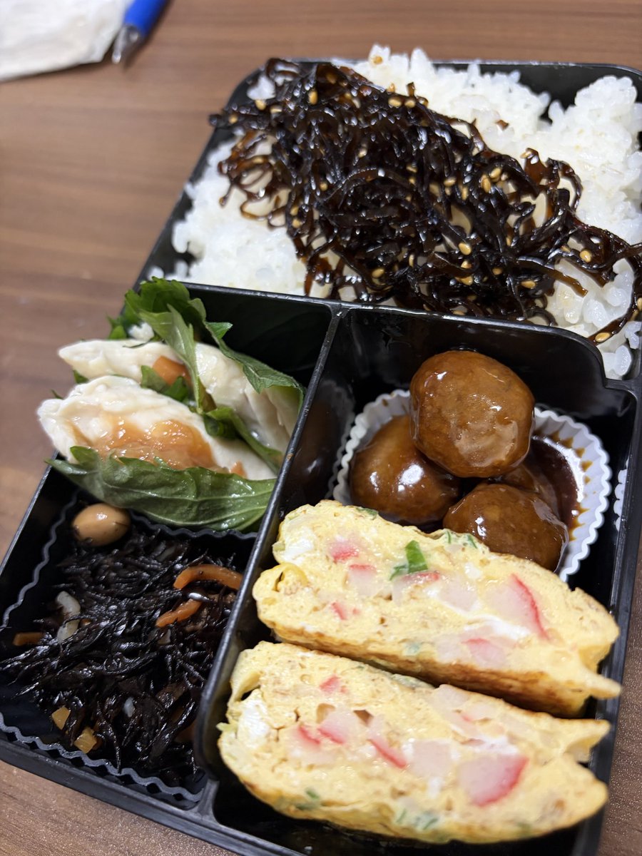 dkaachan1719's tweet photo. 10/5
トマトクリームパスタ、きのことベーコン炒め、冷食🍱

10/6
梅ささみの大葉巻き、ひじき煮、ミートボール、卵焼き🍱

油断すると家の中にめっちゃ蚊が入ってきていて不快です！今年多い気がします😂

#旦那弁当 #お弁当作り楽しもう部 https://t.co/Nz5D0KrYHL