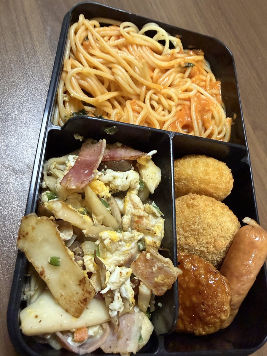 dkaachan1719's tweet photo. 10/5
トマトクリームパスタ、きのことベーコン炒め、冷食🍱

10/6
梅ささみの大葉巻き、ひじき煮、ミートボール、卵焼き🍱

油断すると家の中にめっちゃ蚊が入ってきていて不快です！今年多い気がします😂

#旦那弁当 #お弁当作り楽しもう部 https://t.co/Nz5D0KrYHL