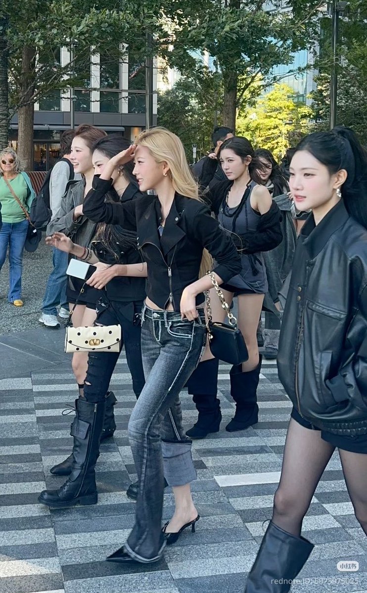 juununnie's tweet photo. 와 목격담 떳는데 다 너무 어른여자임 https://t.co/cRMYWCforV