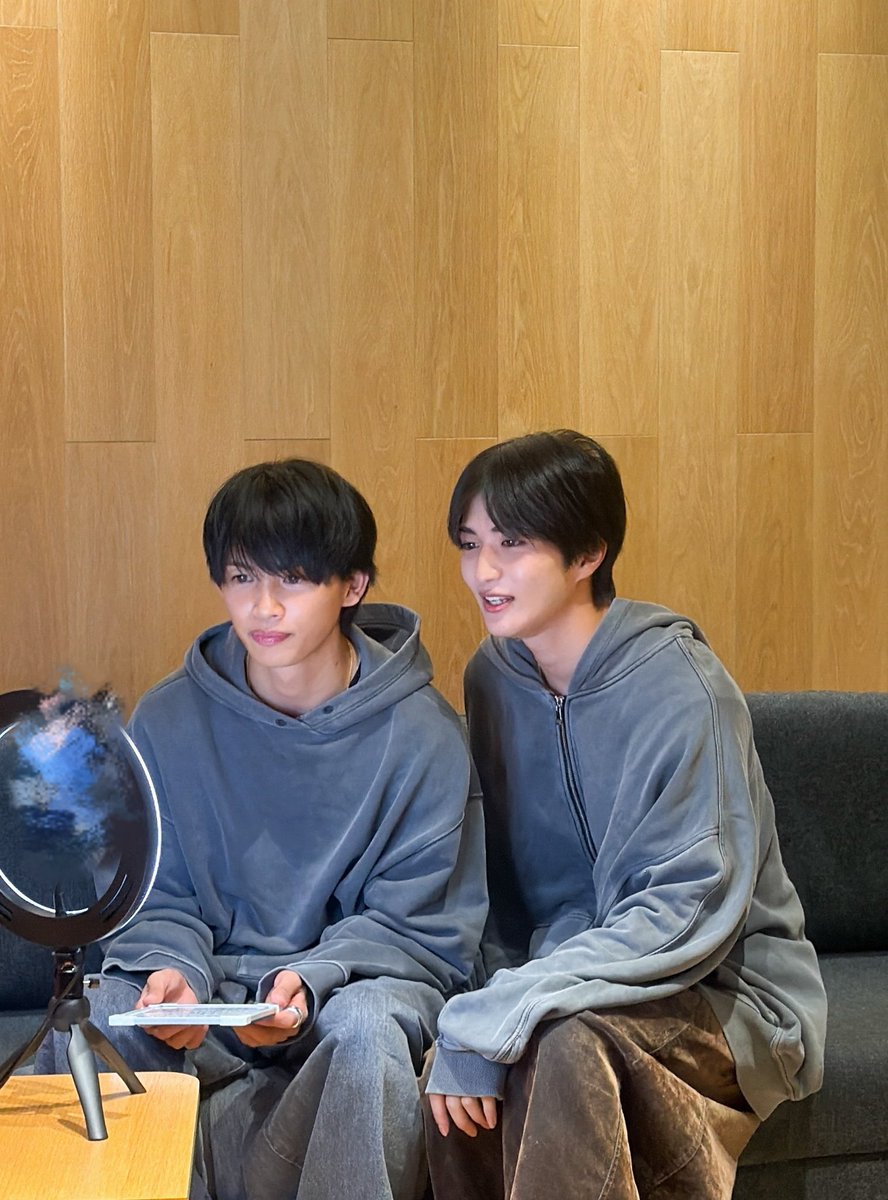 naoya_k_staff's tweet photo. おはようございます☀️

ドラマ『青と碧』
1話ご視聴ありがとうございました🙇‍♂️

青に成績負けて拗ねてる碧
https://t.co/MNJVRLYO6N

放送直前インライ服がほぼ被る奇跡を起こした相変わらず仲の良いふたりでした。

#ドラマ青と碧 #草川直弥 https://t.co/kU0SoDpZRO