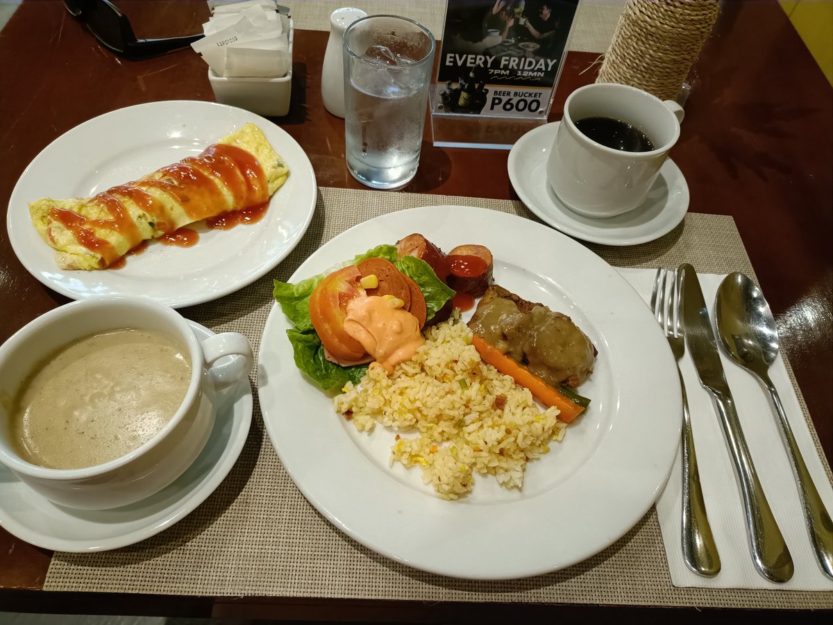 fukuda78's tweet photo. アメリアホテル
朝食ビュッフェ
今日のスープはマッシュルーム🍄‍🟫スープ
このホテルの朝食ビュッフェは旨い。
#masarap https://t.co/0JrjVtbBhf