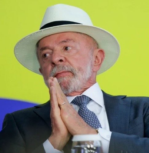 apanarquia's tweet photo. @analise2025 Lula é o único escudo q pode impedir a destruição do Brasil 
Não importa se vai ser ingovernável 
Ele vai impedir q os bolsonaros d destruir as instituições 
Engavetar todas as investigações 
Acabar com supremo 
Com todos os programas sociais e vender todo o país aos 🇺🇲
É 13 já https://t.co/blhBx4pPzW
