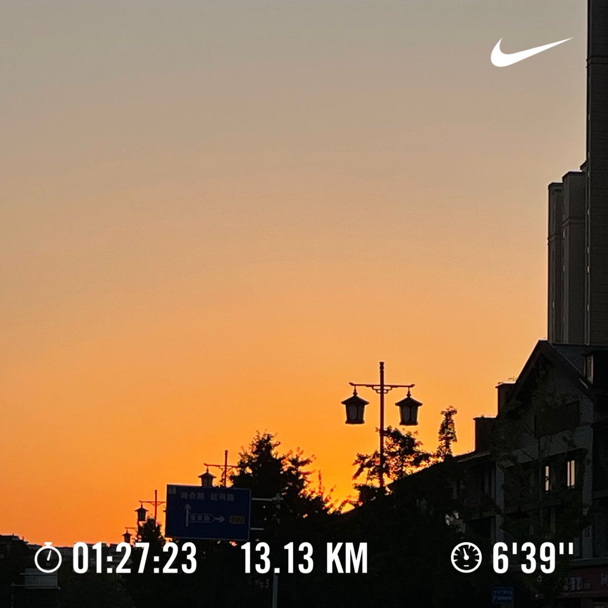hideymc63h's tweet photo. 今朝は14℃くらいまで気温が下がったので絶好のコンディション 昨日より香りが強くなった金木犀とだんだん明けていく朝をたっぷり楽しませてもらいました
今日もいい日でありますように
#朝焼け
#weekendrunner
7連休 Day 6 https://t.co/aN9BFpb1XL