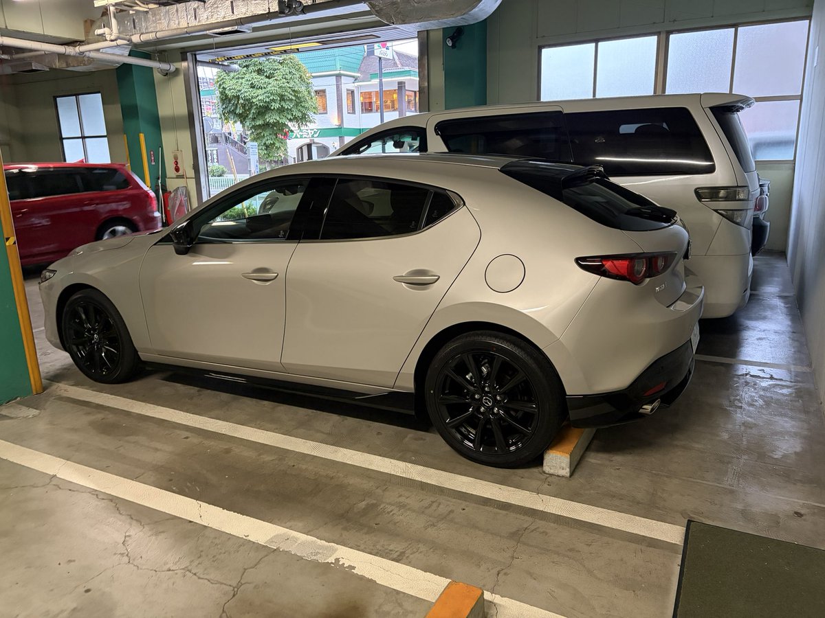 morin9848's tweet photo. 先日納車したMAZDA3、僕のクルマ遍歴の中で過去一惚れ惚れするかも。顔つきというより、とにかくフォルムがカッコいい✨
用もないのに駐車場に行っては、その流麗なラインを見てニヤニヤしてしまう😁早く長距離乗りたいなぁ🚗
#MAZDA3 https://t.co/rGAI2PcY0V