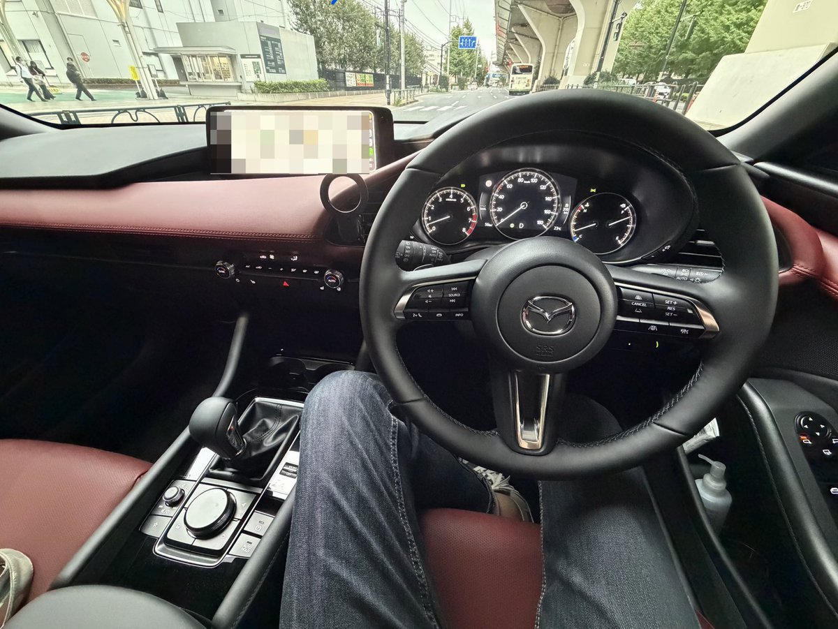 morin9848's tweet photo. 先日納車したMAZDA3、僕のクルマ遍歴の中で過去一惚れ惚れするかも。顔つきというより、とにかくフォルムがカッコいい✨
用もないのに駐車場に行っては、その流麗なラインを見てニヤニヤしてしまう😁早く長距離乗りたいなぁ🚗
#MAZDA3 https://t.co/rGAI2PcY0V