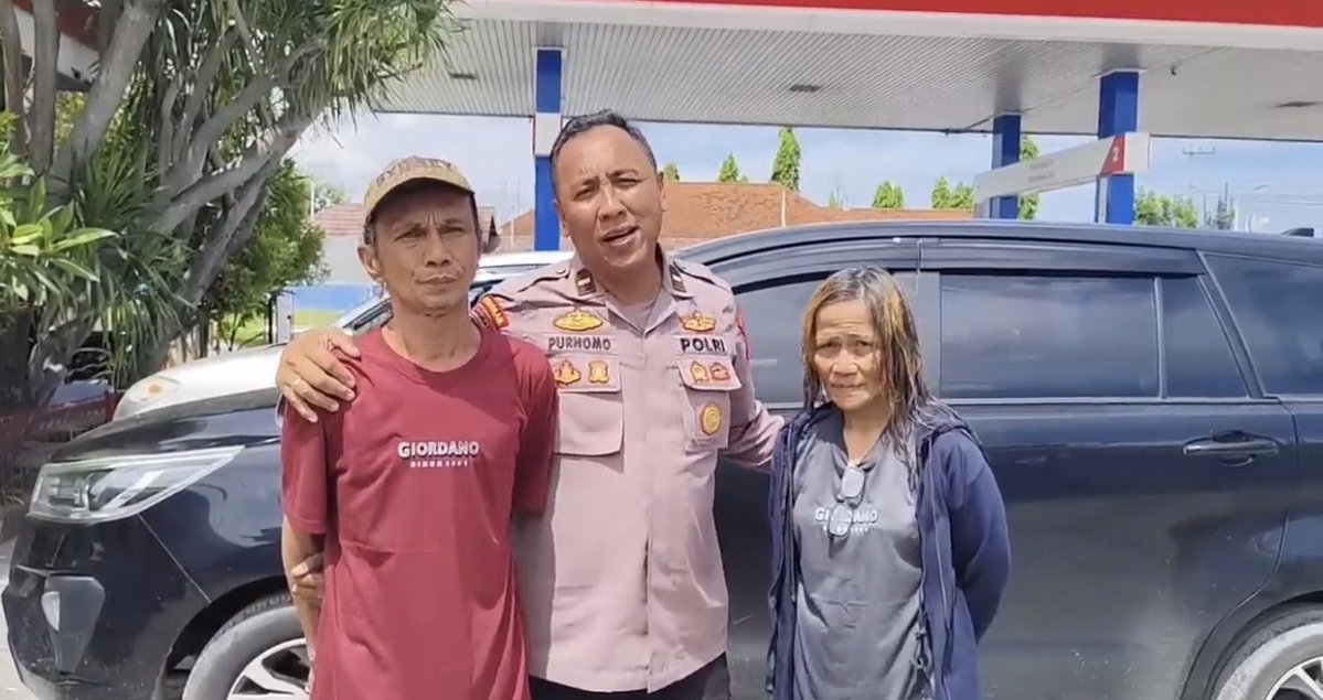 Purnomodttrad52's tweet photo. NEKAT JALAN KAKI SAMBIL CARI ROSOKAN DARI SEMARANG MENUJU SURABAYA 

Alhamdulillah 
Kemarin menjelang magrib ketemu suami istri yang sedang cari rosokan .
Beliau dari Semarang mau ke Surabaya karena kangen anaknya .
Saya naikan bus dan ada tambahan bekal dijalan buat beliau berdua