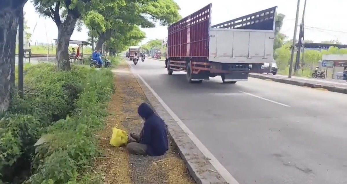 Purnomodttrad52's tweet photo. NEKAT JALAN KAKI SAMBIL CARI ROSOKAN DARI SEMARANG MENUJU SURABAYA 

Alhamdulillah 
Kemarin menjelang magrib ketemu suami istri yang sedang cari rosokan .
Beliau dari Semarang mau ke Surabaya karena kangen anaknya .
Saya naikan bus dan ada tambahan bekal dijalan buat beliau berdua