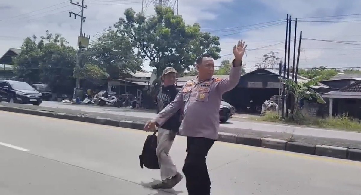 Purnomodttrad52's tweet photo. NEKAT JALAN KAKI SAMBIL CARI ROSOKAN DARI SEMARANG MENUJU SURABAYA 

Alhamdulillah 
Kemarin menjelang magrib ketemu suami istri yang sedang cari rosokan .
Beliau dari Semarang mau ke Surabaya karena kangen anaknya .
Saya naikan bus dan ada tambahan bekal dijalan buat beliau berdua